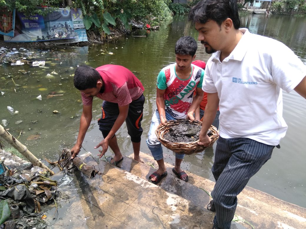 UNV_India's tweet photo. Celebrating #WorldEnvironmentDay 2018 to #BeatPlasticPollution by cleaning water bodies to promote SDG 14 (Life Below the water) at Poddar Nagar in South Kolkata. #विश्वपर्यावरणदिव https://t.co/PnbqxSNtuW