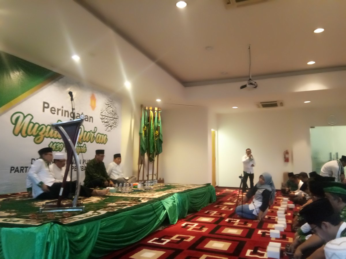 KyaiMuslich's tweet photo. Peringatan Nuzulul Qur'an Sebagai Momentum Perbaikan Diri #NuzululQuranPPP #Romahurmuziy #Ramadhan #DPPPPP #PartaiPersatuanPembangunan https://t.co/DGTjifPaqS