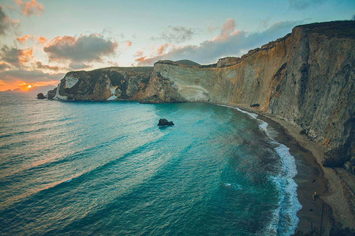 FreshTabPics's tweet photo. The caves of Ponza🇮🇹 are steeped in mystical mythology—legend has it that Ponza was Homer’s inspiration for the sorceress Circe’s island in The Odyssey.
📸: Ferhat Deniz Fors
#FreshTab #FreshTabPics #NaturePhotography https://t.co/dzIT1cVdO9