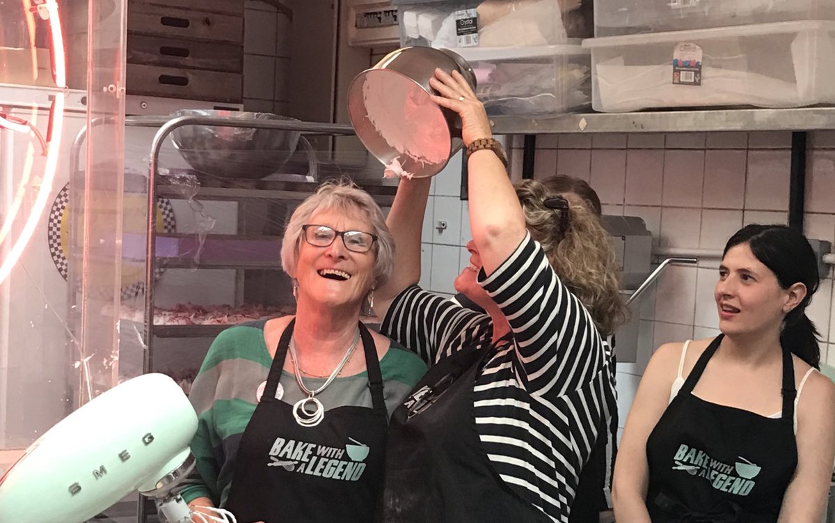 bakewithalegend's tweet photo. 🚨HIGH-WHISK ENTERTAINMENT🚨
There’s a real skill to perfectly executing the ‘meringue over head’ photo, isn’t there @cakesmyth?
#nevergoeswrong #guaranteedtomakeyoulookgood
#seenexttweet https://t.co/DhYvZsvMZn