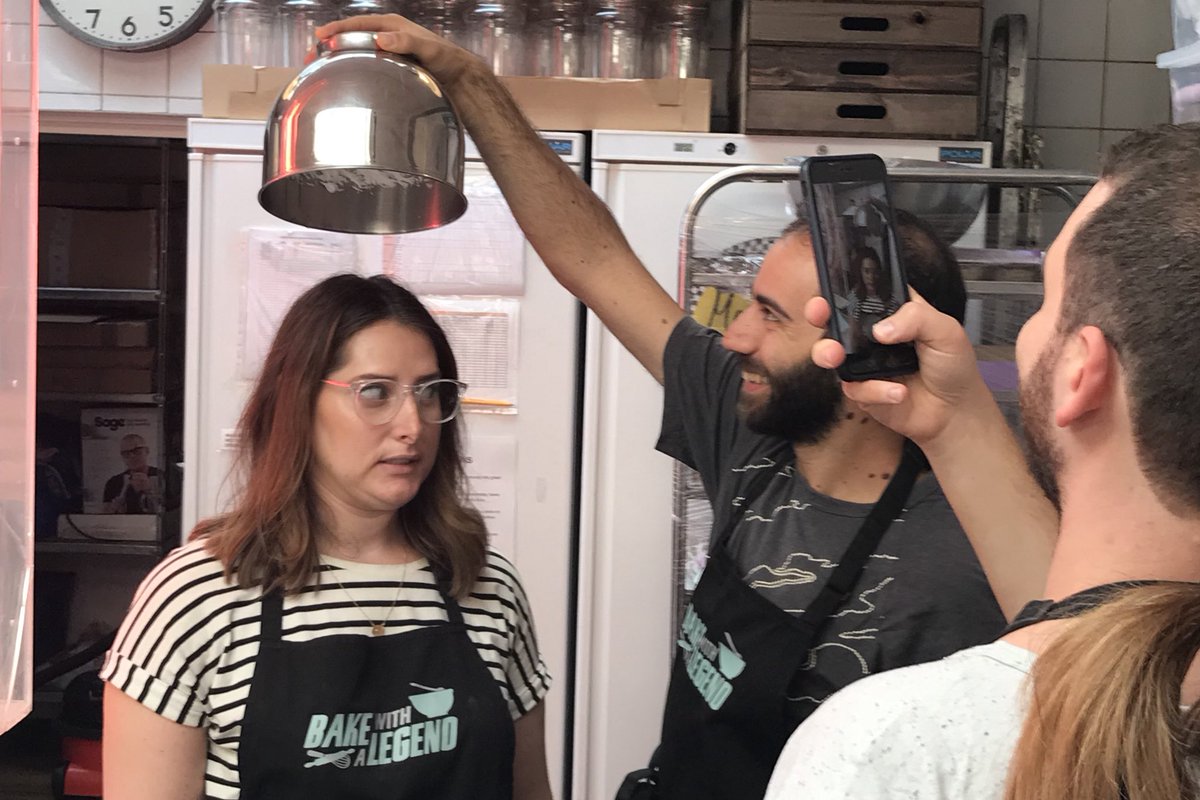 bakewithalegend's tweet photo. 🚨HIGH-WHISK ENTERTAINMENT🚨
There’s a real skill to perfectly executing the ‘meringue over head’ photo, isn’t there @cakesmyth?
#nevergoeswrong #guaranteedtomakeyoulookgood
#seenexttweet https://t.co/DhYvZsvMZn