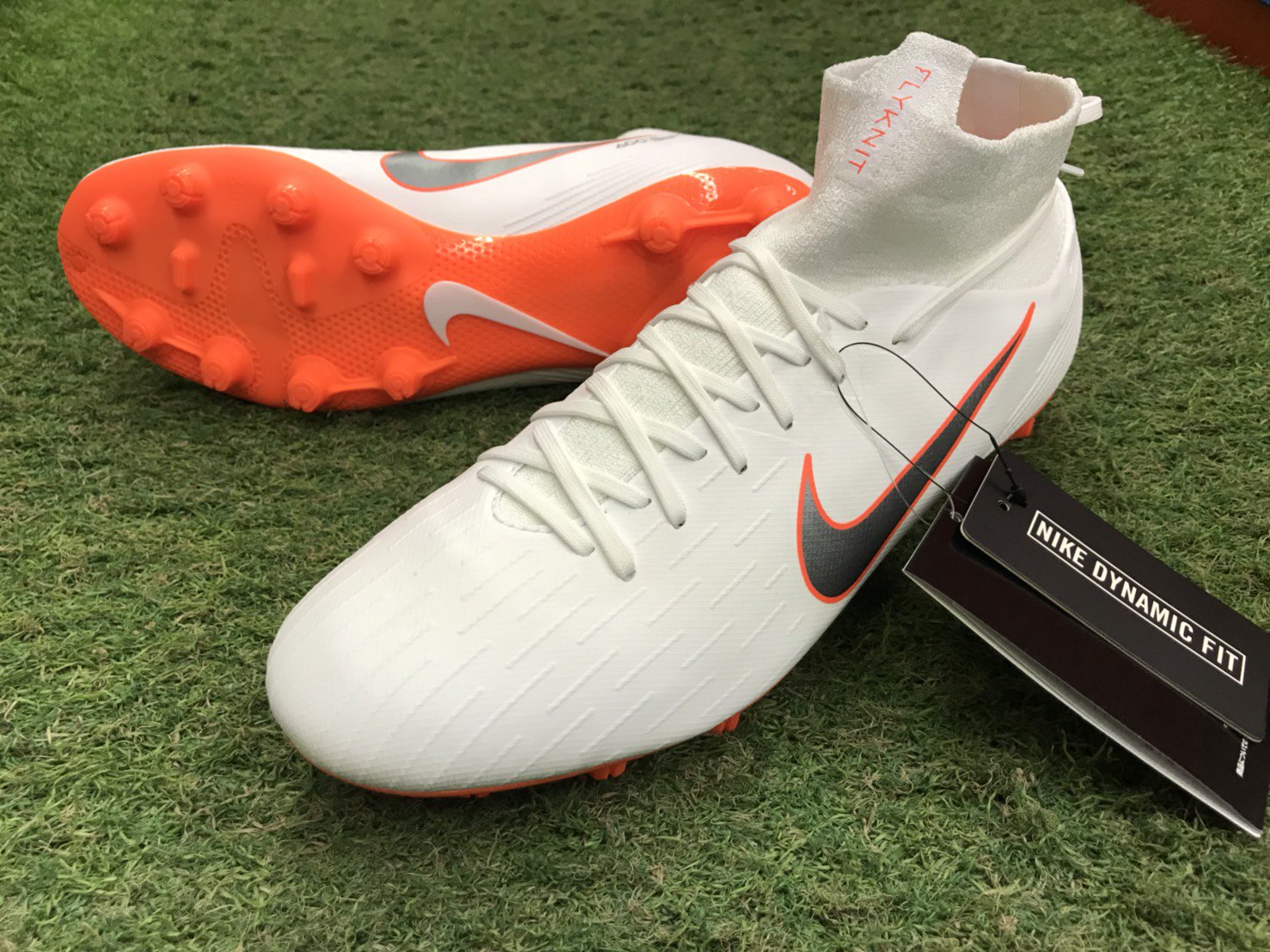 サッカー専門店ベンスポーツ V Twitter 白いシューズ スパイク を一番かっこよくデザインするのが Nikeだと思います シンプルなデザインだからこそ美しい これは本当に綺麗なスパイクです また後でトレシューも紹介しますが 本当にオシャレです Bensports