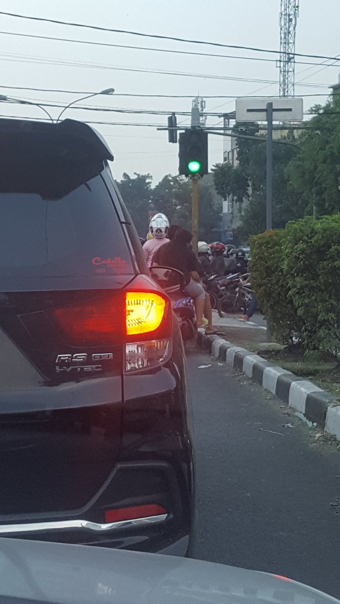 Perempatan jamika-pagarsih sudah 45mnt tidak bergerak..tidak ada petugas tolong aparat segera merapat!!! <a href="/lalinBDG/">Info Lalu Lintas BDG</a>  <a href="/infobdg/">BANDUNG ᮘᮔ᮪ᮓᮥᮀ</a> <a href="/RESTABES_BDG/">Polrestabes Bandung</a>