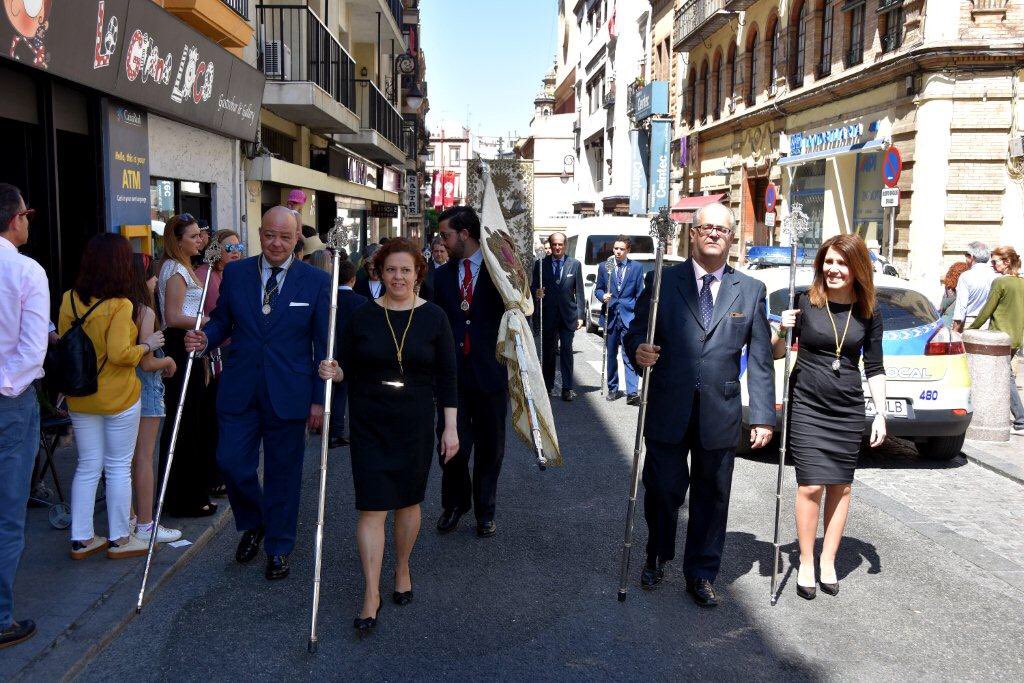 saludsanisidoro's tweet photo. Dos momentos de la representación de nuestra Hermandad en la procesión del #Corpus18 de la #parroquia que organizó la @HdadSanIsidoro 📸 Mariano López Montes #GloriasSevilla18 #TDSActualidad #TDSCofrade https://t.co/GAyaNzjXZ3
