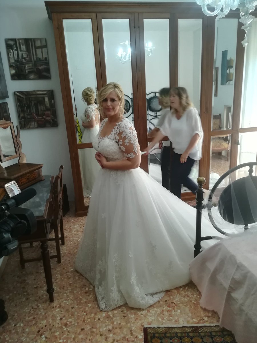 WedPiziarte's tweet photo. La vestizione della nostra splendida #sposa del 2 giugno 2018 @manuelacucinell #wedding2018 #destinationwedding #bridetobe #weddingeventcoordinator #yourdreamcometrue #piziartewedding @GPiziarte #piziarte https://t.co/ycBjJ3WJu3