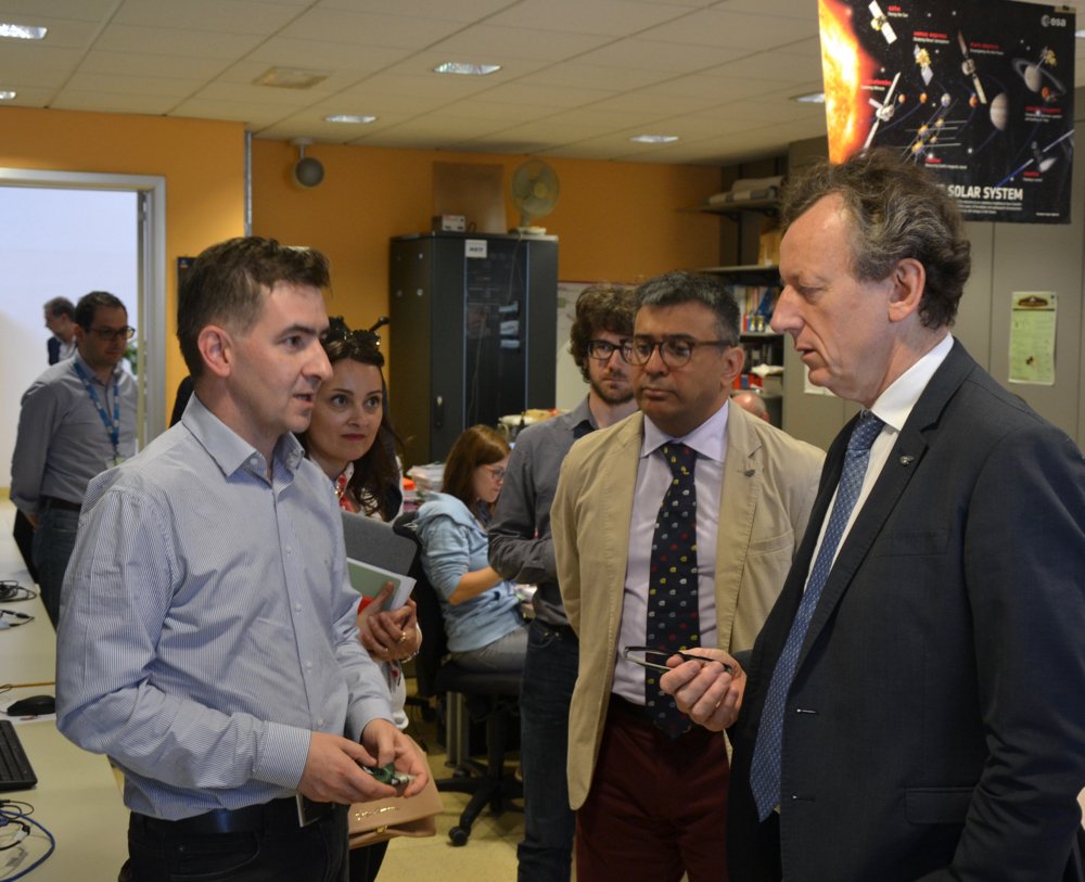NavSAS's tweet photo. Today R. Battiston @Rb_Bat, President of the Italian Space Agency @ASI_spazio, visited Politecnico di Torino @PoliTOnews and then the @NavSAS Lab at the Istituto Superiore Mario Boella @IsmbOnweb. We showed him our activities on #GNSS and #receivers. @LinksFoundation @EU_GNSS https://t.co/NHMBW5M6Ci