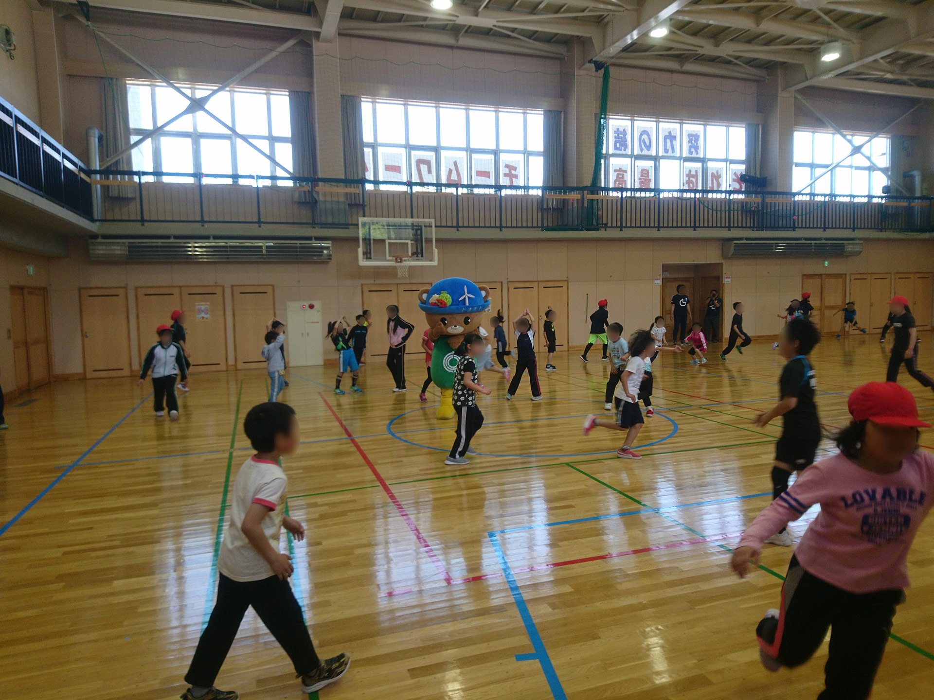 くまだ とまお チャレンジデーその４ 古丹別小学校ではバナナ鬼ごっこに参加してきたベア みんなはバナナ鬼知ってるベア ルールを教えてもらい とまお鬼で参加してきたベア 子供たちはすばしっこくて鬼は大変だったベアー くまだとまお チャレンジ