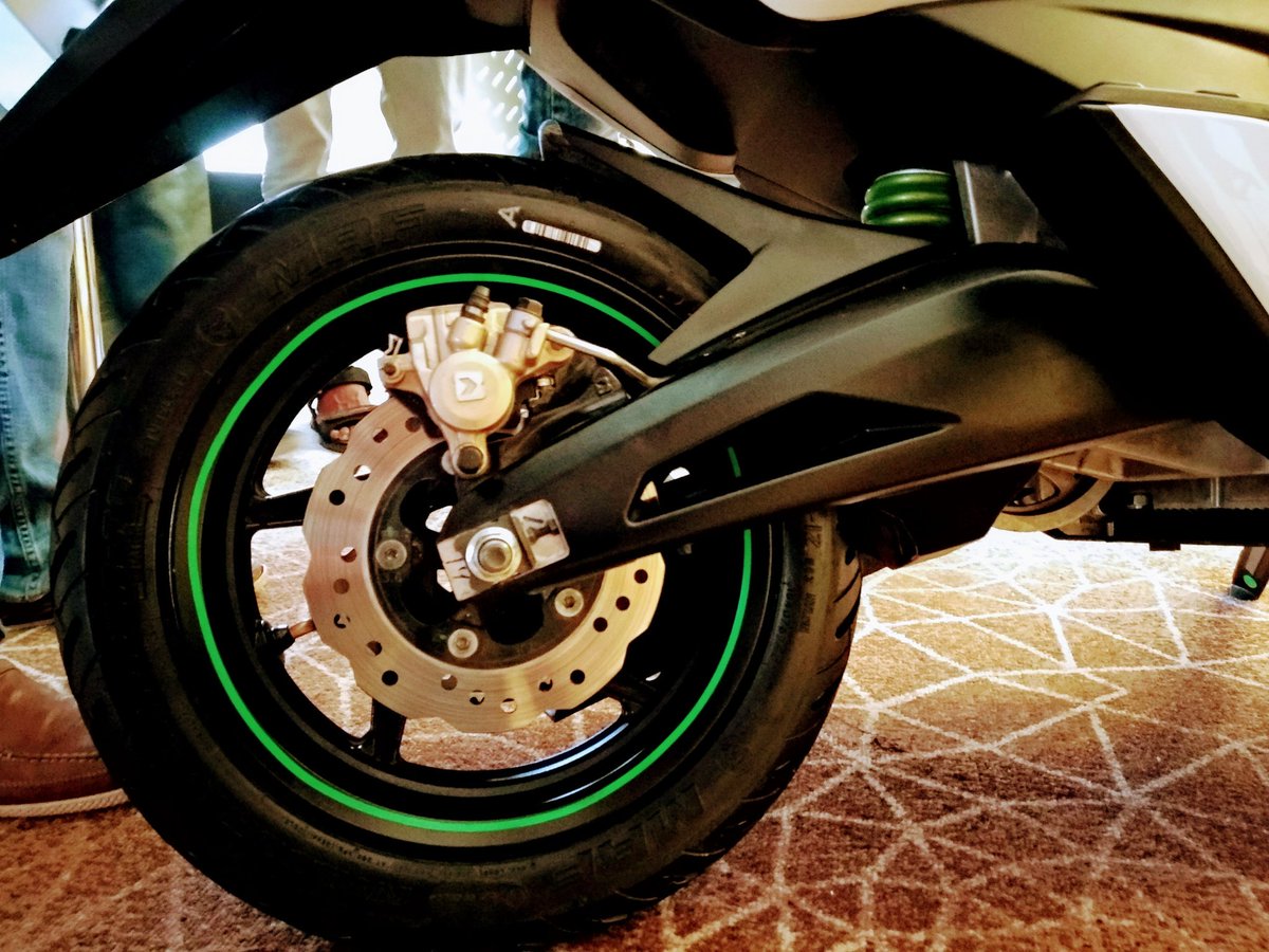 sanjivvakharia's tweet image. @atherenergy #Ather450 #ElectricScooter very sharp very sleek , designed for city launched on #WorldEnvironmentDay  #bangalore #india @tarunsmehta @swapniljain89