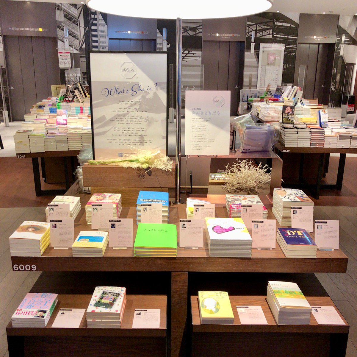 sheis_jp's tweet photo. She is×大阪・梅田 蔦屋書店のコラボレーション第2弾として、6月特集「#おんなともだち」に関連した書籍＆グッズを展開中！ 選書は小谷実由さん、岸本佐知子さん、Scarlet &amp; Juneの2人、はらだ有彩さん、haru.さん、チーム未完成の4人、秦レンナさん、She is編集部が担当。関西圏の方、ぜひチェック。 https://t.co/ta35pWNTfI