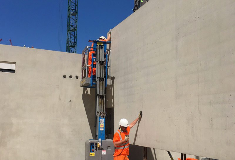 The 21 tonne precast wall is lowered into place on the Manchester based Chapel Wharf project - one of 1,600 offsite manufactured precast concrete units on this building. Main contractor #SirRobertMcAlpine. pceltd.co.uk/12000-chapel-w…