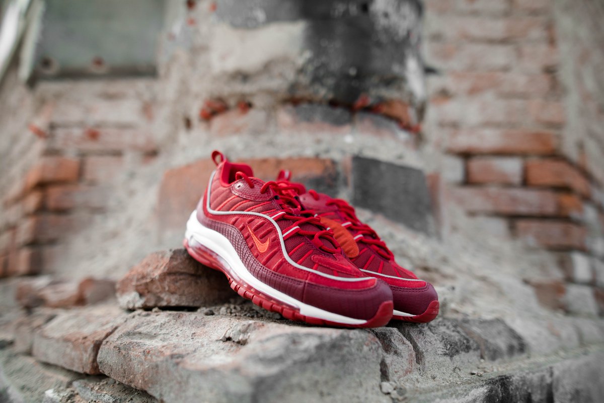 Featuring the lightweight, full-length cushioning of the original, the Nike Air Max 98 SE updates the late '90s profile with modern details while maintaining the signature look.

Online: bit.ly/2siqSjH