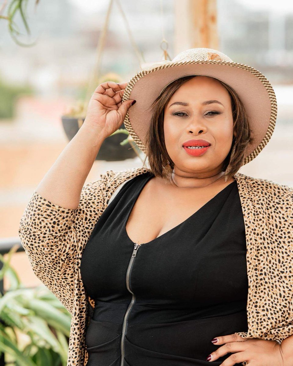 <a href="/Nobuhle1/">NobuhleMimiMahlasela</a> lyk stylvol in haar #VogueSafari uitrusting. Haar skoonheid straal van binne na buite. 
Hou môre <a href="/SARIETydskrif/">SARIE Tydskrif</a> se blad dop vir haar episode!
🎬 #KeyArtServices
📸 #ChanelOPhotography
💄 <a href="/RobbertsSuna/">Suna</a>
🍀 #BudsandBlooms
Venue: #RooftopSalsa
#GozoneWater
<a href="/Placecolsa/">Placecol Skin Care</a>