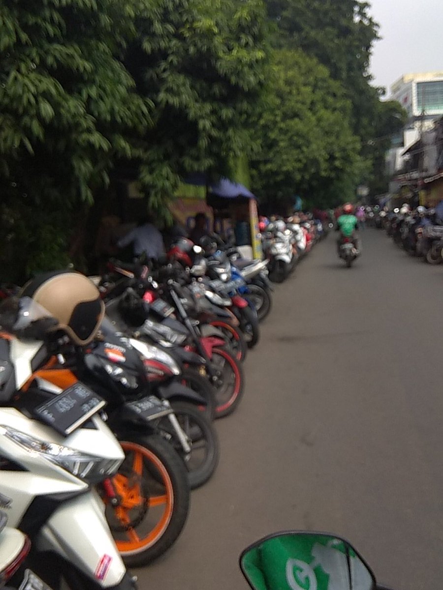 berantaspreman's tweet photo. #HariLingkunganHidupSedunia. Parkir liar sepanjang jalan kebon kacang belakang plaza indonesia @aniesbaswedan @sandiuno mohon ditertibkan pak https://t.co/SoOXXrcMnu