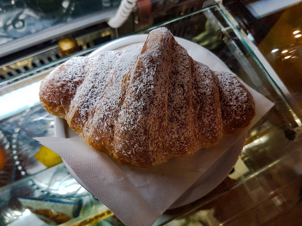 CaffedelDuca's tweet photo. La tua colazione ideale è da Caffè del Duca ... Vi sta aspettando un buonissimo cornetto 😊🥐 #caffedelduca #cagliari #breakfast #colazioni #alternative #buongiorno #caffè #cappuccino #cornetto #nutella #bar #breakfastaddict #crostata #healthylifestyle #torta #instafood https://t.co/T8BCGLeTfF