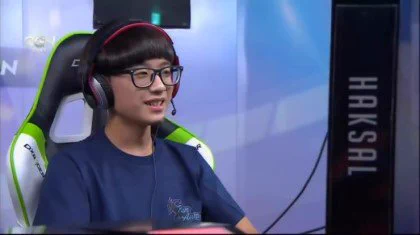 イケてない男子かと思えば・・・？　韓国プロゲーマ―の男性が眼鏡をとった姿がイケメンすぎたｗｗ