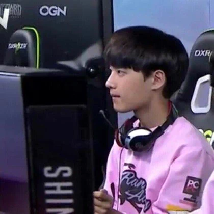 イケてない男子かと思えば・・・？　韓国プロゲーマ―の男性が眼鏡をとった姿がイケメンすぎたｗｗ