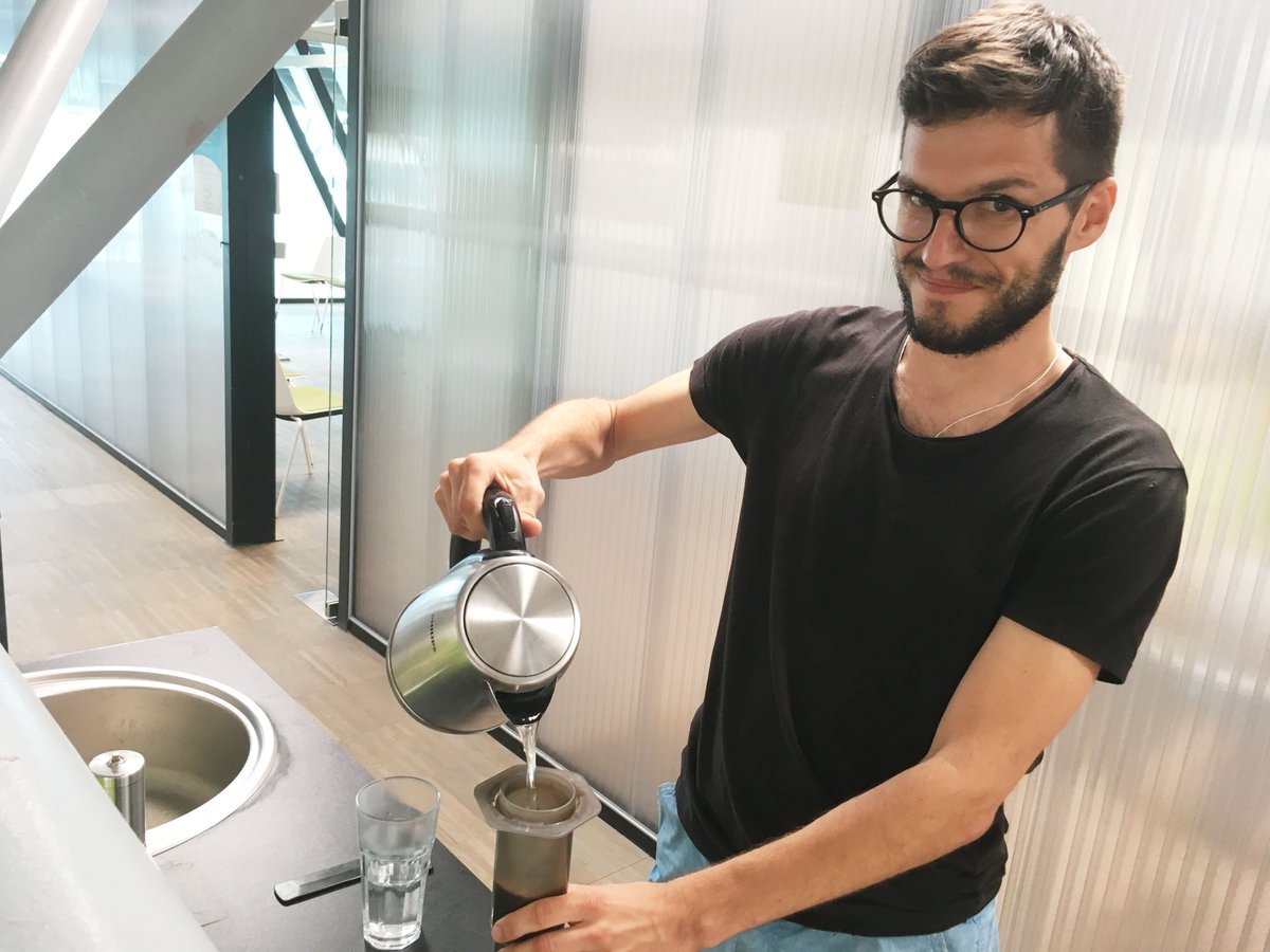 Co dává Hub našemu členovi, Zdendovi Softičovi? “Hodně cestuji a Hub je skvělý v tom, že mě členství nijak neomezuje. Svůj tarif můžu opakovaně a flexibilně měnit.” 
Placáka na to! ✋ #coworking #coworkingspace #Freelancers #impacthubnetwork #hubcommunity
buff.ly/2JgNtDI