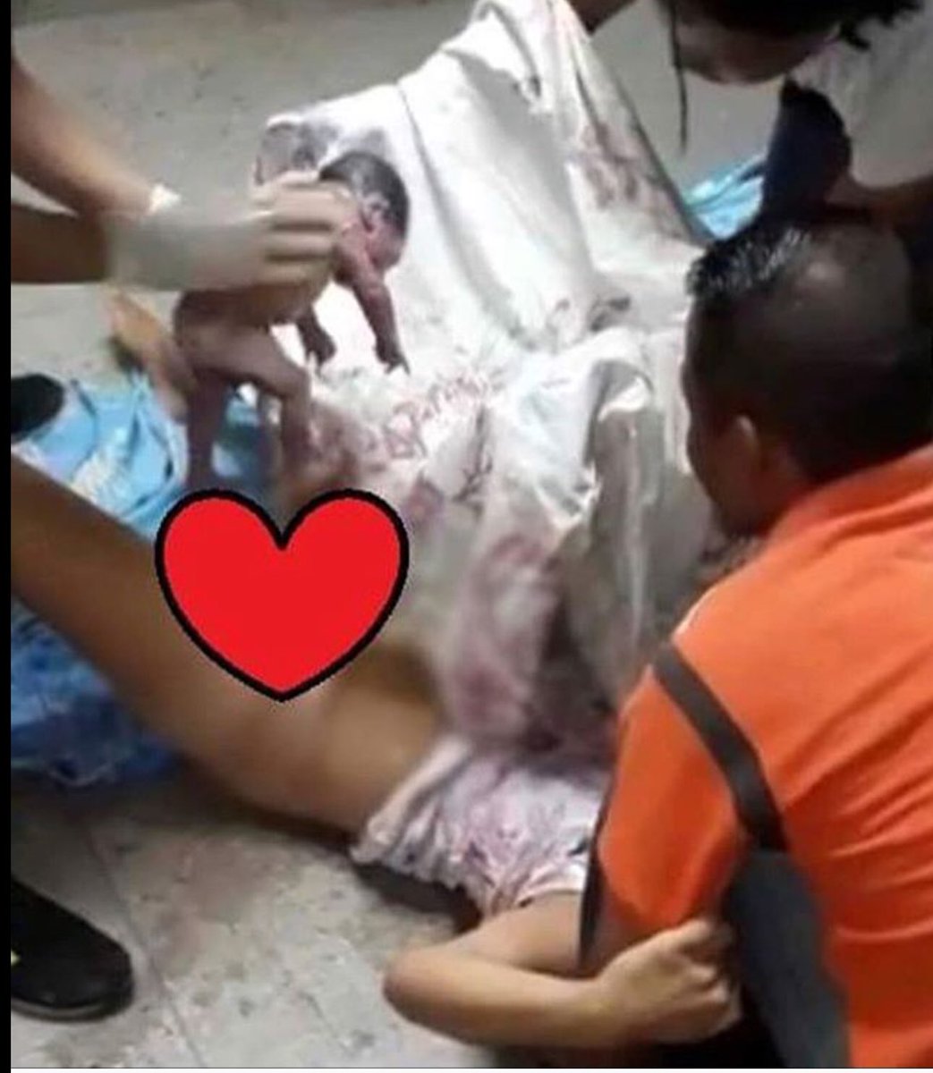 maxeloisa661's tweet photo. @TH0RCUAT0PEREZ A ti seguro te cagaron así, en el piso de un hospital, más parecido a un baño de carretera??     Que será de la vida de esa criatura ? Seguro será muy exitoso y aportará mucho a la sociedad 😂😂😂😂😂 #basura. #estiercol https://t.co/jSrltOZH3V