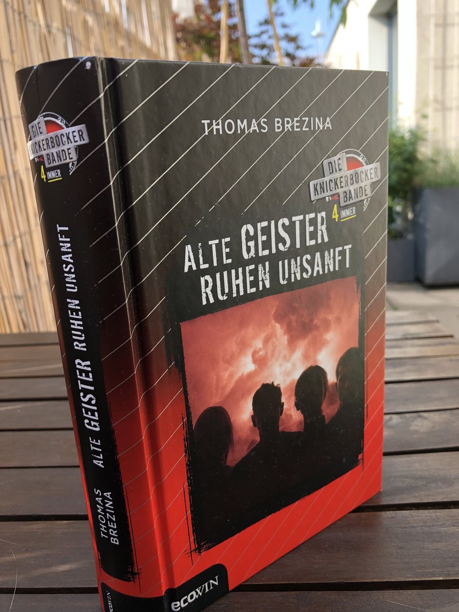 PatrickBudgen's tweet photo. 24 Jahre nach meinem letzten, das erste Knickerbocker-Buch für Erwachsene gelesen. Danke @_ThomasBrezina_  für ein paar Stunden war ich wieder ein Kind! Wahnsinn was da für Erinnerungen wach werden. #Knickerbockerbande https://t.co/MtsFVvfSpS