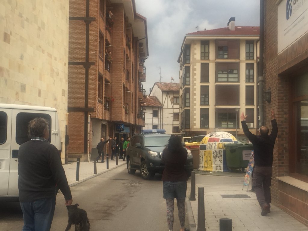 guaixe's tweet photo. Azken ordua: Altsasuko auzipetuak atxilotzen ari dira. Guardia Zibilez betea dago Altsasu eta tentsio uneak bizi dira https://t.co/2lglzsAWlp