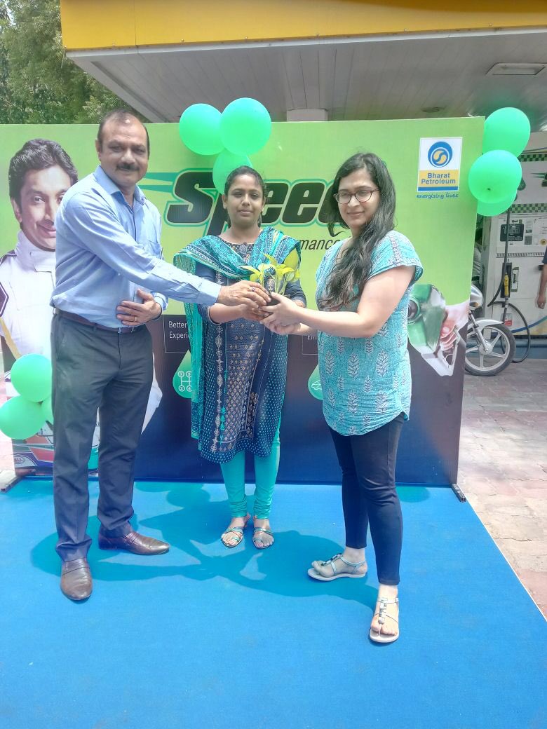 HumaFAli's tweet photo. #Wow! #Green fuel # Speed buzz on #WorldEnvironmentDay @BPGreenPark #GoGreenwithSpeed # customer awareness #gifting sapling @BPCRetailDelhi https://t.co/gHiZUuruZ3