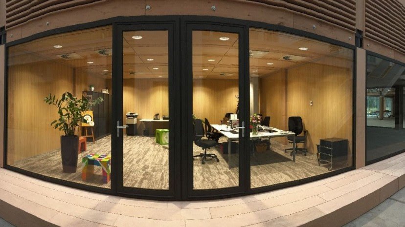 InvestinVenlo's tweet photo. In Villa Flora zijn eind maart de eerste 32 boxen in gebruik genomen door de nieuwe bewoners. Deze boxen, van 24 m2 per stuk, worden gebruikt als kantoor, lab of R&amp;D faciliteit. Er is zoveel belangstelling voor de box-in-boxen, dat er in het najaar nog eens  zo'n 60 bijkomen. https://t.co/q1GWjcCVzL
