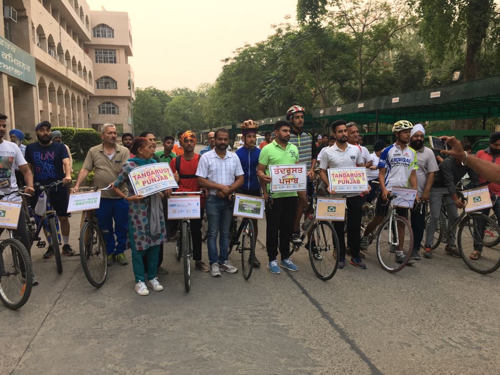 UNDP_India's tweet photo. Young people across #India are celebrating #WorldEnvironmentDay sustainably! From cycle rallies to cleaning up water bodies- @UNV_India is leading the way to #BeatPlasticPollution ! https://t.co/mXBvxkP5C4