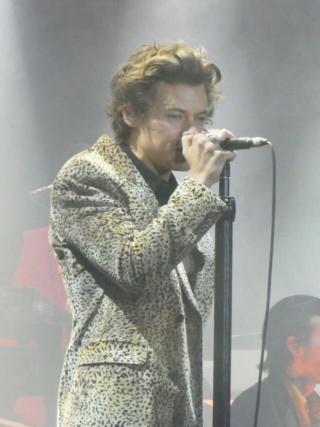 HTourSuits's tweet photo. Harry Styles // Live On Tour Night 19 // London, UK 2/2 12.04.18 https://t.co/Y8jkelJxcT