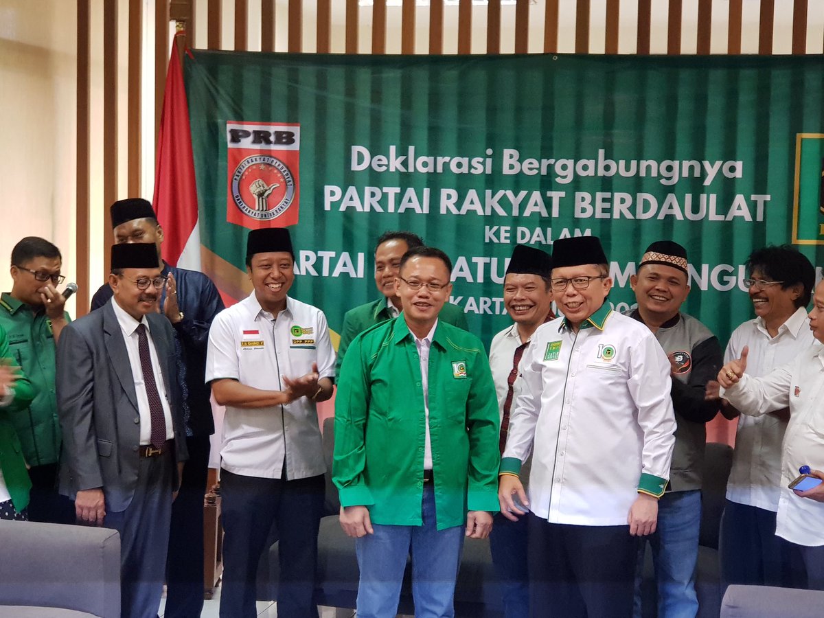 DPP_PPP's tweet photo. Penyematan Jas PPP dari Sekjen PPP @arsul_sani kepada mantan Sekjen PRB. 😊
#PRBGabungPPP #PPP https://t.co/aebaY5pxEs