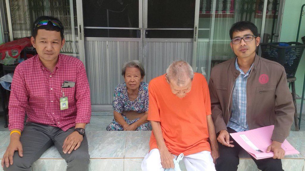 Boysetup's tweet image. จนท.ศูนย์คุ้มครองคนไร้ที่พึ่งจังหวัดสมุทรปราการ และ จนท.ศูนย์คุ้มครองคนไร้ที่พึ่งกทม. ได้นำคุณลุงธวัชชัย อติสิงห์ อายุ 78 ปี ส่งบ้านพัก ซ. ม.ทิพวัล 45 เลขที่ 80/437 หมู่ 5 ต.บางเมืองใหม่ อ.เมือง จ.สป. เรียบร้อยแล้วครับ
#คนพัดหลง 

Cr. สุทธิพงษ์ คุณนนท์/นวรัชกร
@fm91trafficpro