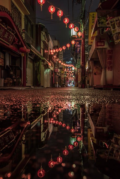 雨の横浜中華街☔☔☔ここ 千と千尋っぽくない？ 