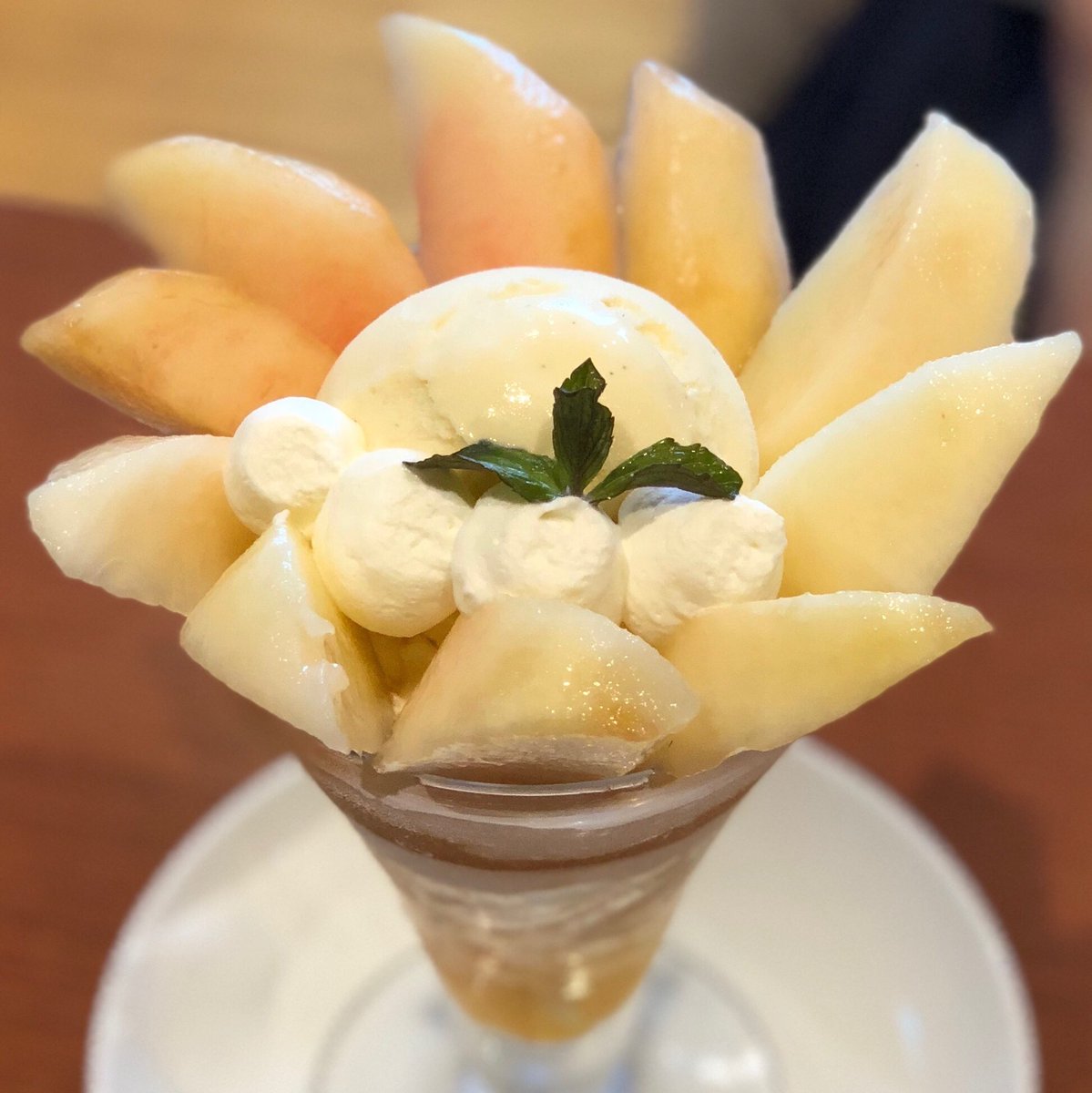 シン 小松市白山町 パティスリーカフェクルール Couleur へパフェを食べに ˆ ˆ 青果店直営のケーキ屋で2階がカフェ 白桃パフェは2種類 食べ終わる最後の最後まで美味しい 月3回開催されるスイーツバイキングがメチャ気になるけど 9月 10月の