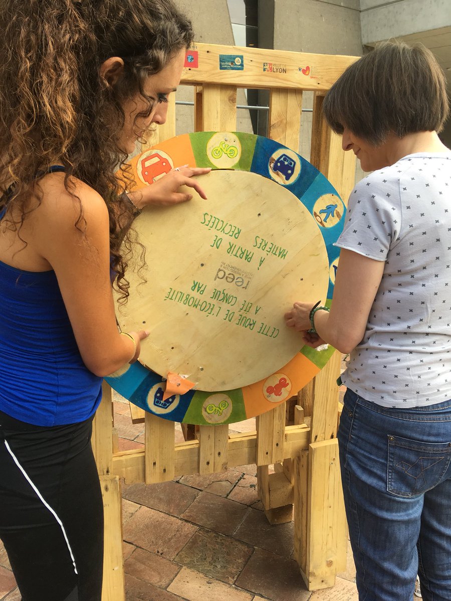 La roue de la #mobilité est en place grâce à <a href="/SarahBabouot/">Sarah Babouot</a> et Françoise Rolland de la Maison Lyon pour l’emploi ! #mobdaypartdieu  Psssst il y a des goodies à la clef 😉