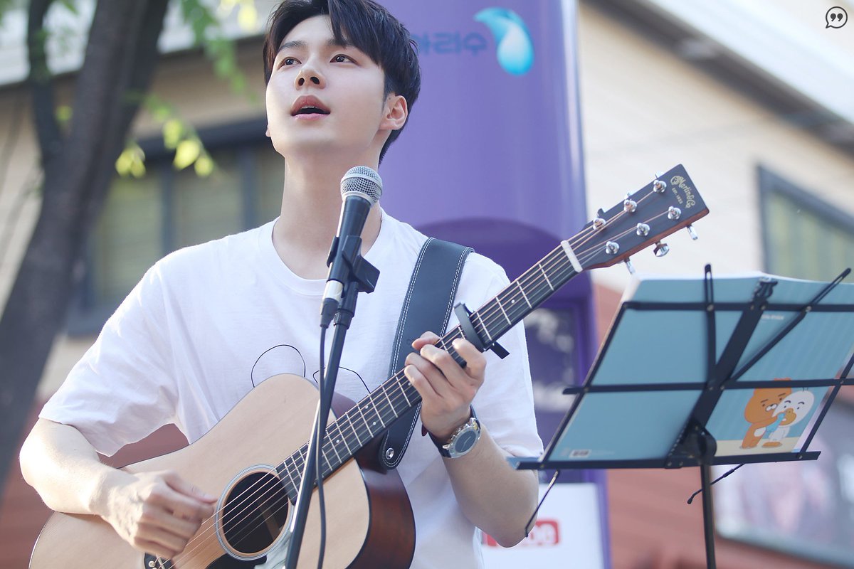 HOlic_618's tweet photo. 180602 신촌 버스킹 HD

#송재호 #재호 #아프리카티비 #afreecatv #BJ #비제이 #신촌 #버스킹 #호튜브 https://t.co/LroFjVmvu0