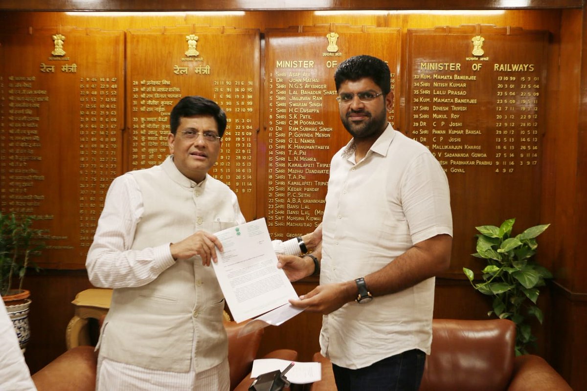 Dchautala's tweet photo. रेल मंत्री पीयूष गोयल जी से मिलकर हिसार से चंडीगढ़ डेमू ट्रेन चलाने की मांग दोहराई। पेंडिंग प्रोजेक्ट्स को जल्द पूरा करने, कई ट्रेन वाया हिसार से चलाने, आरओबी-आरयूबी पूरे करने, आदमपुर से गोगामेड़ी वाया भादरा नई रेलवे लाइन का सर्वे करने सहित कई कामों को पूरा करवाने की मांग की। https://t.co/ru19p5lkfl