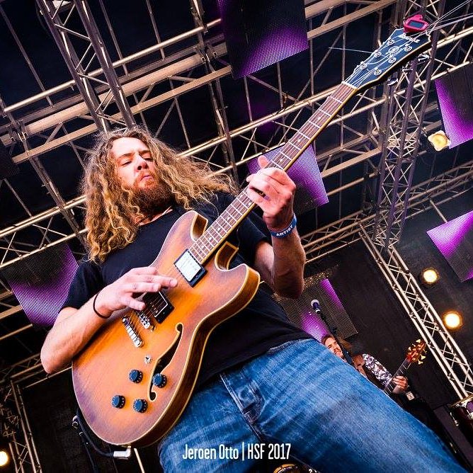 We staan 2x op de Hoornse <a href="/Stadsfeesten/">Hoornse Stadsfeesten</a> dit jaar! Vrijdag 15 juni doen we om 22u op de Roode Steen een Speciaal Jubileum Verrassingsoptreden! Zondag de 17e om 19u30 op het Koepoortsplein hoor je ons ook! Tot dan! 

#TwoShakesTuesday #HSF18 #bluesrock 

Foto: Jeroen Otto @ HSF17