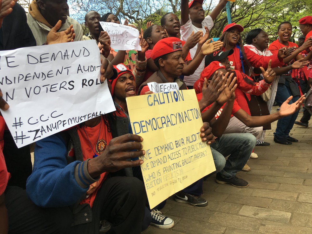 umzamocapital's tweet photo. Crowd at #MDCAliance protest for electoral reforms at Africa Unity Square
#ElectionReformsZw #ZimReforms #ZimElections2018 #ZimDecides2018 https://t.co/TTKjhSr8Bw