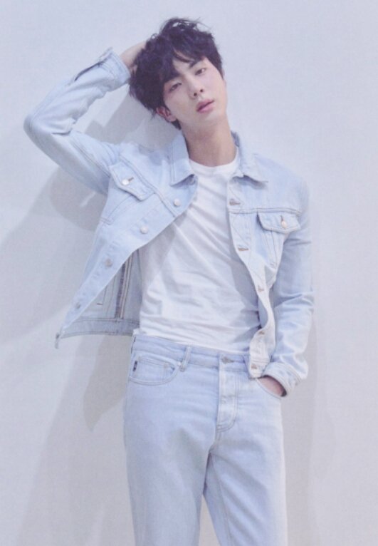 hobistyles's tweet photo. Roses are red   
Violets are blue
Love never crossed my mind
Till the day I meet you

And suddently you're the answer to all of my wonder~

Your laugh become my heroin♡

#KingSeokJin 
#BTSFESTA2018 

[@BTS_twt ] https://t.co/IBm5FXIAOa