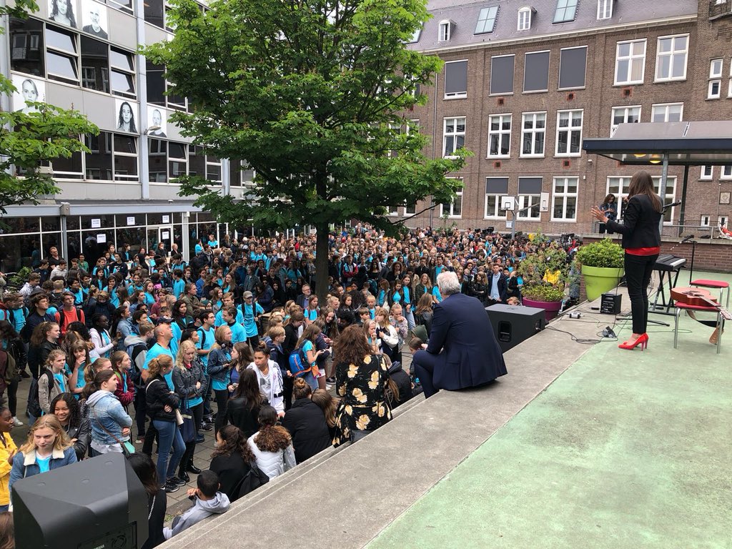 Amsterdam beleeft vandaag een mooie dag, want 1500 leerlingen van het Montessori College Amsterdam doen vandaag vrijwilligerswerk in de buurt samen met <a href="/Ympact020/">Ympact020</a>. Vanochtend vertelde ik hoe trots ik op ze ben.