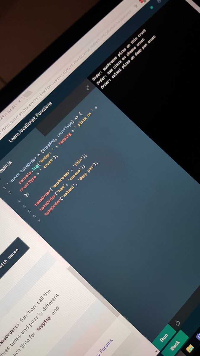 EmilyMartyn4's tweet image. Trying to learn JavaScript is some pretty hungry work 🤤 mmmmm pizza 🍕🍕 #CodeNoob #CodeNewbie
