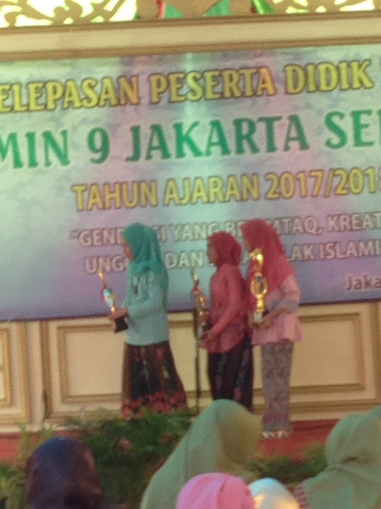 DesiFauzi's tweet photo. Selamat ya Kaka Zela.. bunda bangga sm Kaka.. Trus berjuang ini awal dr cita2 mu, tetap Istiqomah dan jgn sombong ya nak, apa yg sudah diraih 😘 https://t.co/0C0Stium6y