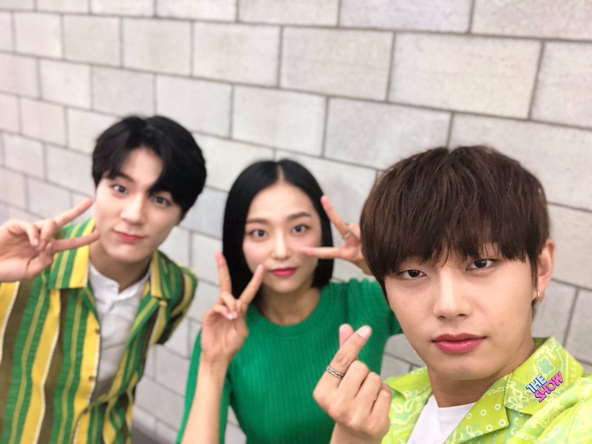 theshow_offcl's tweet photo. 6월 첫번째 #더쇼 를 맞이해 첫 #3MC 셀카 를 찍어보았어용 파릇파릇 귀여운 울 엠씨들🌱 잠시 후 6시 30분 더쇼에서 만나요 #더쇼 플레이~! #젠쇼 #옌쇼 #꾹쇼 @LONGGUOofficial @NCTsmtown @CUBECLC https://t.co/hOCH6MagJa