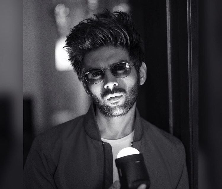 zeecinema's tweet photo. .@TheAaryanKartik is slaying the look in this monochromatic picture! https://t.co/rmtVvv3HKy