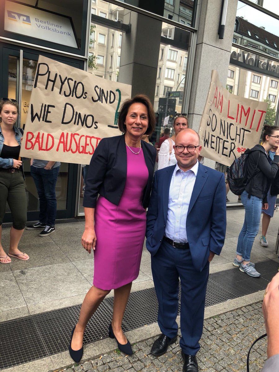 theliberalfrank's tweet photo. Kurze Pause von der Außenpolitik: Mit meiner Kollegin @NicoleWestig unterstütze ich gerade die Aktion #therapeutenamlimit vor dem @BMG_Bund. Physiotherapeuten brauchen dringend bessere Arbeits- und Ausbildungsbedingungen! 
 #ohnemeinenphysiotherapeuten #FDP https://t.co/08qn8Le3IC
