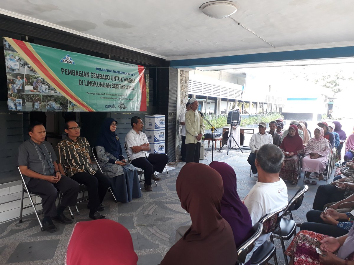 KWSGOfficial's tweet photo. Diawali dengan pembagian paket Sembako kepada 300 dhuafa sekitar ring 1 perusahaan #KWSGBerbagi bertempat di halaman Kantor Pusat KWSG pada Kamis (31/5). 

#CSR2018 #koperasikerjanyata #koperasiuntuknegeri 

@KabGresik @gresikNEWS @KabGresik  @icacoop @e100ss @KemenkopUKM https://t.co/tLKVFDh84y