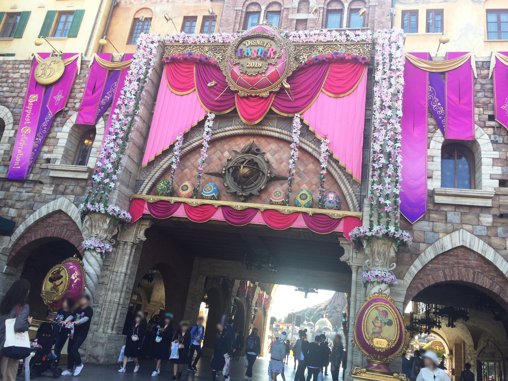 さざなみ Mです 友人とディズニーシーに行ってきました 午前中は天気が悪くショーが雨天verになったりしていましたが 午後からは天候が回復し魔法のような晴れ 気分が上がって ジェラトーニのパペットと一緒に35周年衣装のチップとデールのぬいぐるみも