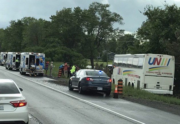 Two dozen people injured in tour bus crash on the 401 near Prescott  ottawamatters.com/local-news/two…  #ottnews https://t.co/7E8vFuwVpg