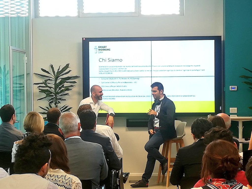 smartworkingday's tweet photo. Ora è il momento dello #sponsor @SennheiserITA con Simone Albina ti.
Azienda leader di mercato che segue l'#innovazione adattandosi alle esigenze della #persona. #SWD18 https://t.co/Zp3zPdN2Hw