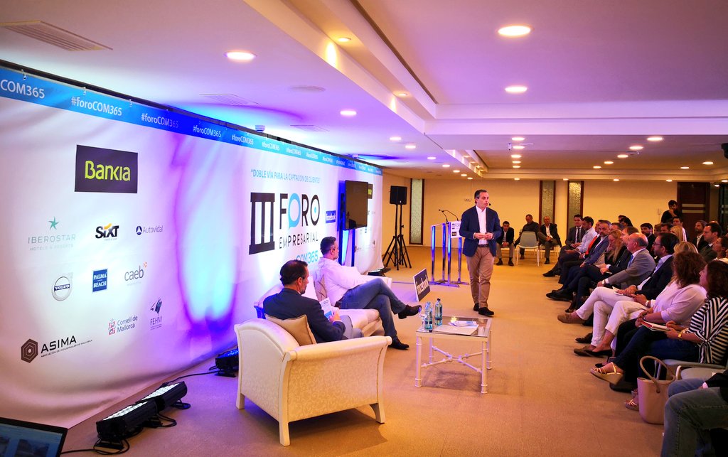 AsimaPoligonos's tweet photo. David Sáez, director de Travel Facebook Iberia da tres trucos para hacer más eficiente el perfil de una empresa en Facebook: "Menos fan pero más rentable, el consumir final está en el móvil, tener visión de negocio" #foroCOM365 'Doble vía para la captación de clientes' https://t.co/EPEbpFRYuu