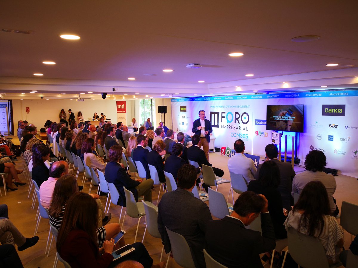 AsimaPoligonos's tweet photo. David Sáez, director de Travel Facebook Iberia da tres trucos para hacer más eficiente el perfil de una empresa en Facebook: "Menos fan pero más rentable, el consumir final está en el móvil, tener visión de negocio" #foroCOM365 'Doble vía para la captación de clientes' https://t.co/EPEbpFRYuu